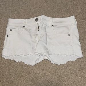 White flower American Eagle jean shorts